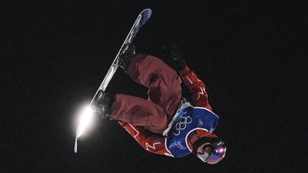 Francis Jobin saute pour l'épreuve des qualifications du grand saut.
