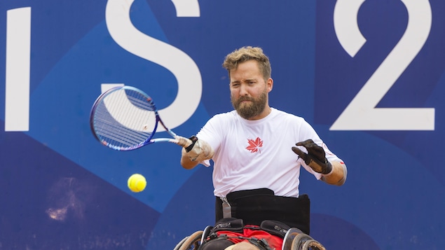 Rob Shaw retourne la balle en coup droit pendant un match.