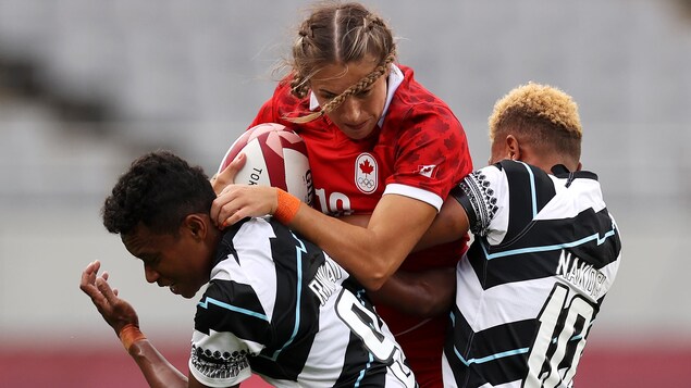 La Canadienne Kaili Lukan se faisant plaquer par Viniana Riwai et Alowesi Nakoci des Fidji.