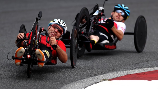 Ruslan Kuznetsov, couché sur son tricycle, s'apprête à attaquer une courbe sur le circuit du Fuji International Speedway.