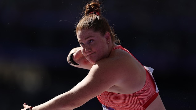 Sarah Mitton se prépare à effectuer un lancer.