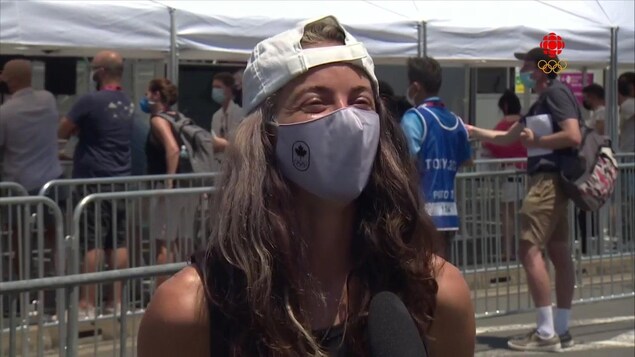 Annie Guglia, les yeux qui pétillent de joie portant un masque.