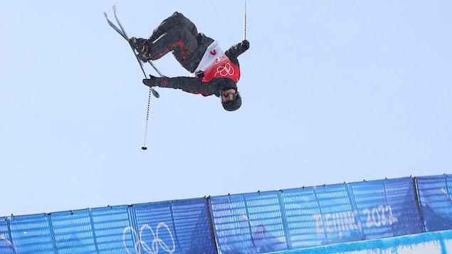 Cassie Sharpe effectue une figure en finale de demi lune en ski acrobatique à Pékin. 