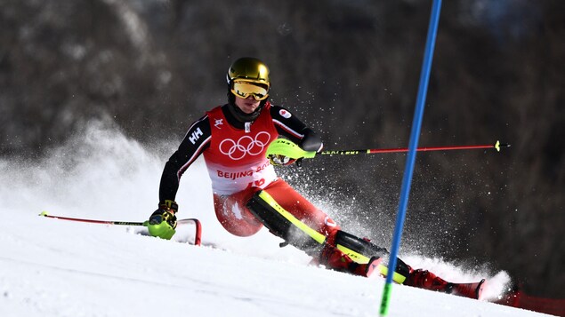 Erik Read skiera en deuxième manche du slalom, Trevor Philp est éliminé