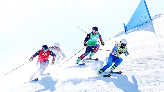 Brady Leman et trois autres skieurs en pleine descente.