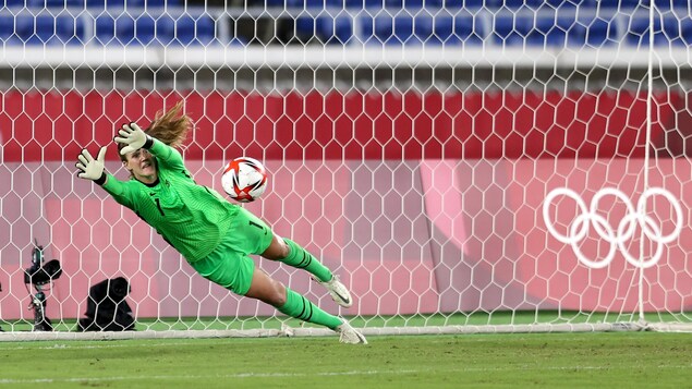 Alyssa Naeher de l'équipe des États-Unis effectue un arrêt lors des tirs de pénalités contre les Pays-bas.