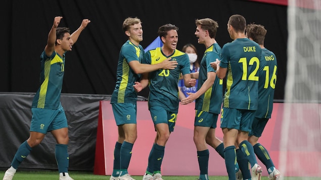 Os australianos comemoram a vitória contra os argentinos após uma partida intensa.