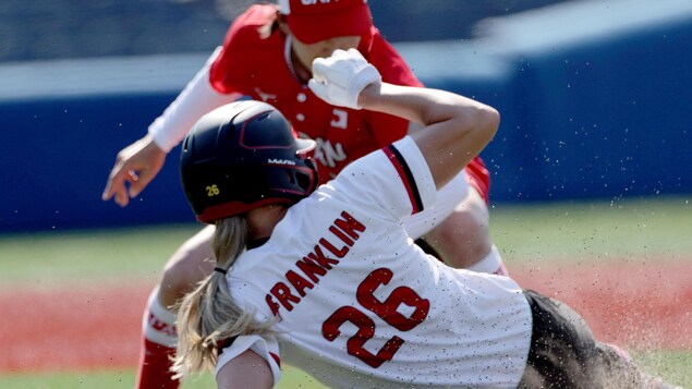 La Canadienne Larissa Franklin glisse au but avant de se faire toucher par son adversaire.
