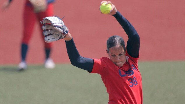 Une lanceuse de softball gauchère effectue sa motion vers le marbre lors d'un match.