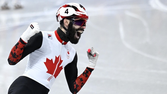 Steven Dubois célèbre sa victoire.