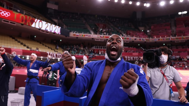 Teddy Riner de l'équipe de la France est heureux de la victoire de son équipe en judo mixte.