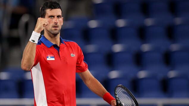 Novak Djokovic célèbre sa victoire le poing en l'air.