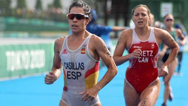 Deux jeunes femmes courent rapidement pendant une épreuve de triathlon.
