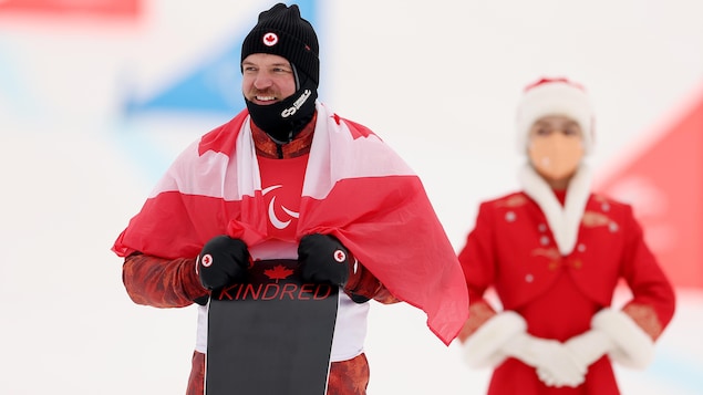Tyler Turner célèbre sa troisième place au slalom en parasurf des neiges.
