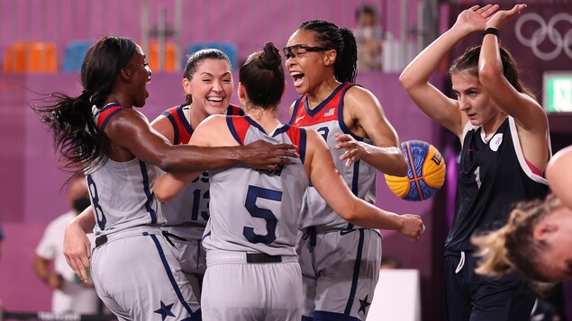 Les Américaines Jacquelyn Young, Stefanie Dolson, Kelsey Plum et Allisha Gray s'enlacent toutes.