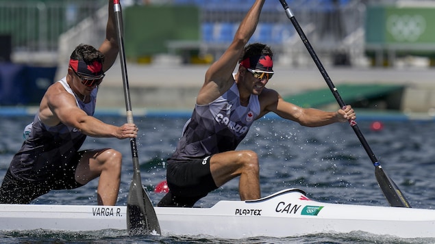 Connor Fitzpatrick et Roland Varga pagaient, chacun de leur côté du canoë, en pleine course.