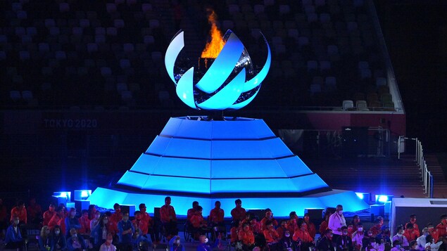La flamme paralympique qui brûle lors de la cérémonie de clôture.