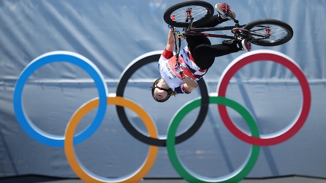 Charlotte Worthington effectue un saut périlleux arrière.
