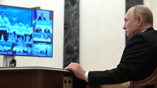 Le président russe Vladimir Poutine en discussion avec les membres de sa délégation paralympique à la fin du mois de février.
