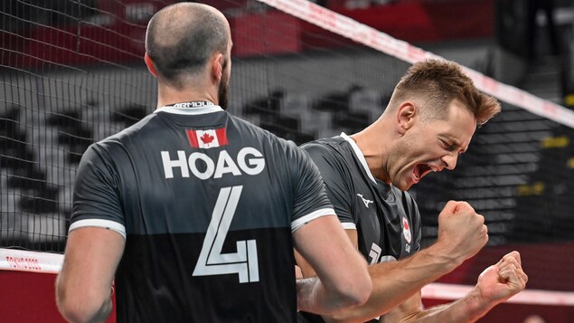 Les Canadiens Lucas van Berkel et Nicholas Hoag réagissent après avoir fait un point.