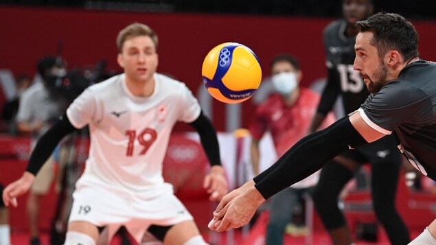 Le Canadien Stephen Maar exécute une manchette lors du match contre le Japon.