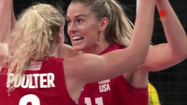 Les joueuse de l'équipe de volleyball américaine célèbre un point lors du match de la finale olympique.
