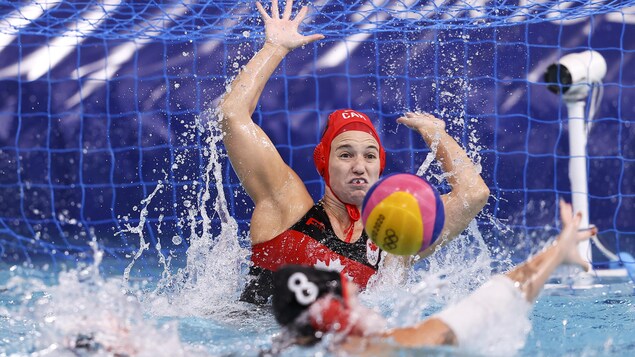 La gardienne canadienne Claire Wright émerge de l'eau pour faire face à un tir de Vivian Sevenich.