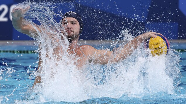 Le Serbe, Dusan Mandic qui arme son tir.