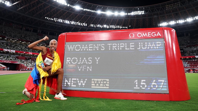 Yulimar Rojas devant un écran où est inscrit sa nouvelle marque mondiale au triple saut : 15,67 m