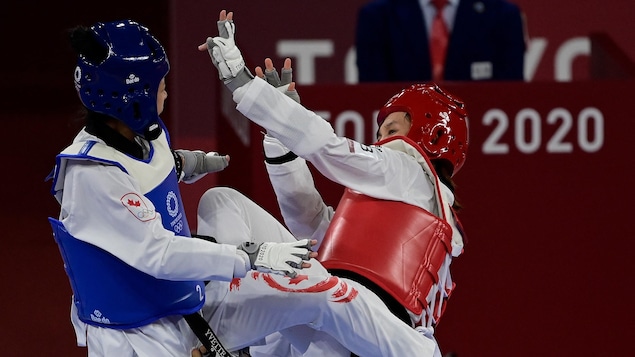 Yvette Yong tente un coup de pied vers son adversaire.