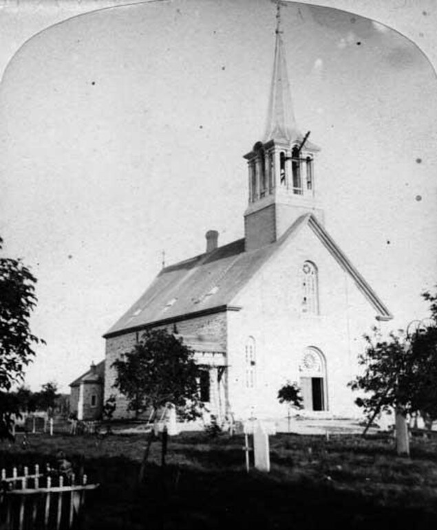 Une église modeste munie d'un clocher. Une église modeste munie d'un clocher.