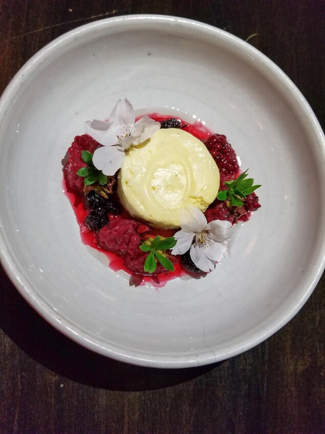 Un plat avec des fleurs, de la crème glacée et des baies Un plat avec des fleurs, de la crème glacée et des baies