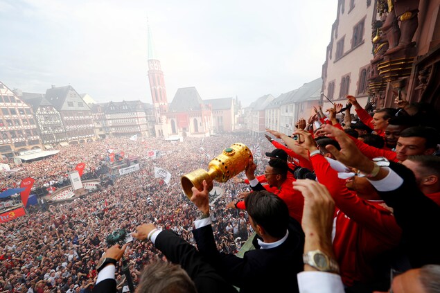 Des milliers de partisans du club Eintracht Francfort ont salué la victoire de leur équipe . Des milliers de partisans du club Eintracht Francfort ont salué la victoire de leur équipe .