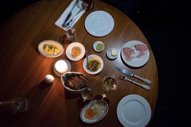 Une table avec plusieurs petits plats pris en plongée Une table avec plusieurs petits plats pris en plongée