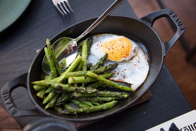 Des asperges et un oeuf dans une casserole en fonte Des asperges et un oeuf dans une casserole en fonte