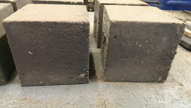 Deux blocs de béton au graphène. Deux blocs de béton au graphène.