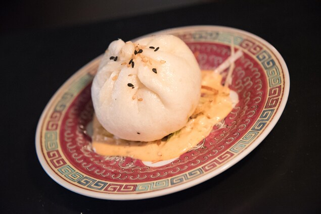 Un dumpling chinois sur une assiette Un dumpling chinois sur une assiette