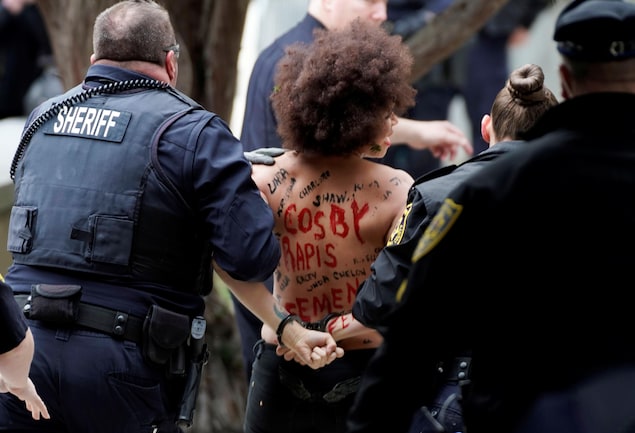 Une militante féministe du mouvement Femen a tenté de se jeter sur Bill Cosby à son arrivée au tribunal. Une militante féministe du mouvement Femen a tenté de se jeter sur Bill Cosby à son arrivée au tribunal.
