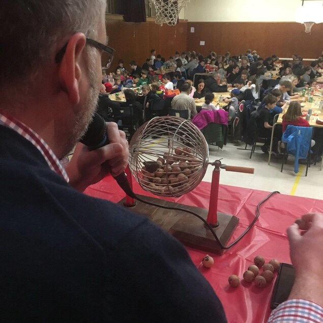 Un homme annonce le bingo. Un homme annonce le bingo.