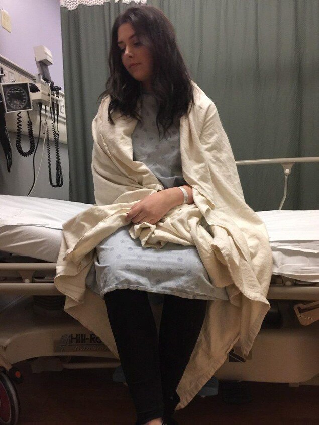 Brittany Bernard assise sur un lit d'hôpital. Brittany Bernard assise sur un lit d'hôpital.