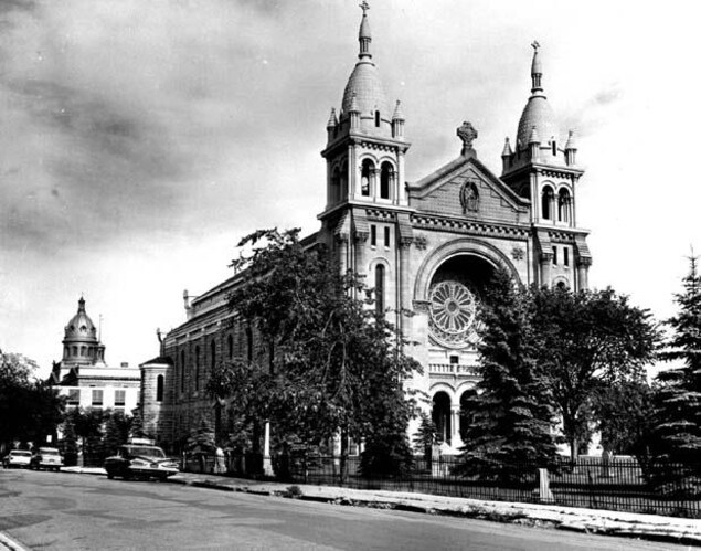 Une grande cathédrale avec deux flèches et une rotonde. Une grande cathédrale avec deux flèches et une rotonde.
