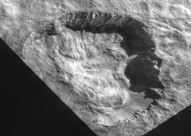 Le fond du cratère Juling montre les traces du mouvement des glaces et de la roche, un peu comme il est possible d'en trouver dans les régions polaires sur Terre. Le fond du cratère Juling montre les traces du mouvement des glaces et de la roche, un peu comme il est possible d'en trouver dans les régions polaires sur Terre.