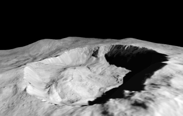 La glace a été détectée sur le flanc nord du cratère Juling, qui est dans l'ombre presque de façon permanente. La glace a été détectée sur le flanc nord du cratère Juling, qui est dans l'ombre presque de façon permanente.