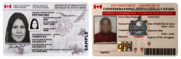 Un montage photo des deux cartes montre qu'elles sont semblables. Notamment, elle comporte toutes deux le drapeau du Canada. Sur le certificat de statut d'Indien, il est indiqué « Affaires indiennes et du Nord Canada ». Le certificat de statut autochtone de la Confédération des peuples autochtones du Canada comporte la mention « gouvernement ». Un montage photo des deux cartes montre qu'elles sont semblables. Notamment, elle comporte toutes deux le drapeau du Canada. Sur le certificat de statut d'Indien, il est indiqué « Affaires indiennes et du Nord Canada ». Le certificat de statut autochtone de la Confédération des peuples autochtones du Canada comporte la mention « gouvernement ».