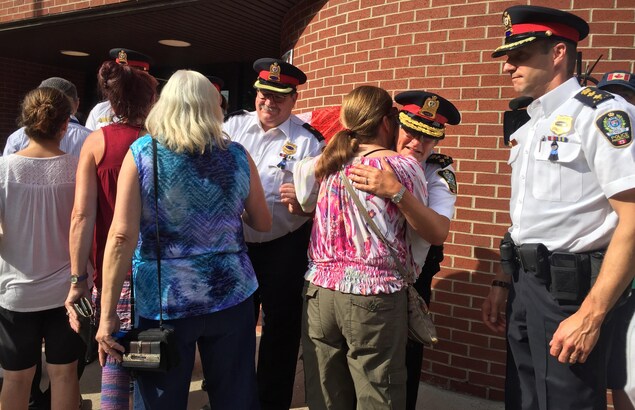 Des citoyens rencontrent des policiers le 12 août 2018 à Fredericton. Des citoyens rencontrent des policiers le 12 août 2018 à Fredericton.