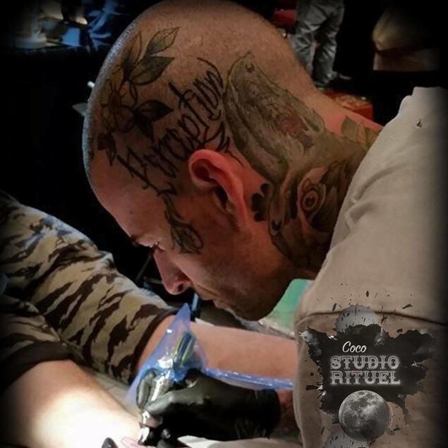 Un tatoueur en plein travail Un tatoueur en plein travail