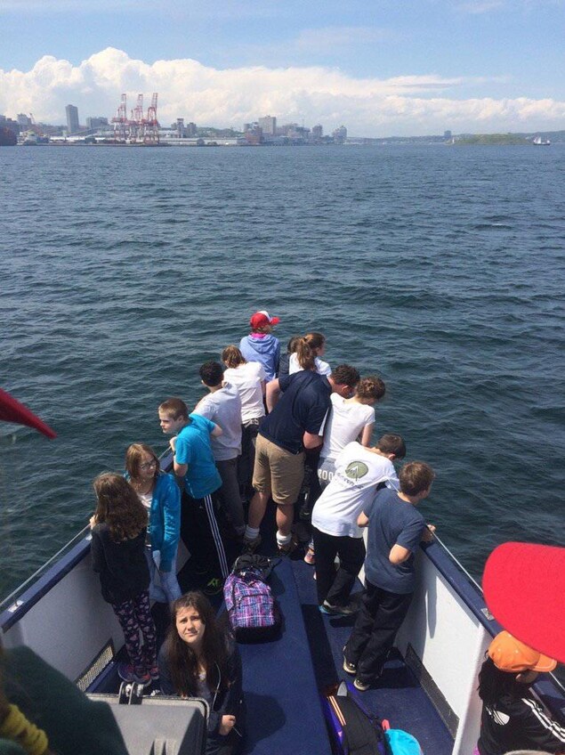 Groupe d'enfants sur un petit bateau en mer. Groupe d'enfants sur un petit bateau en mer.