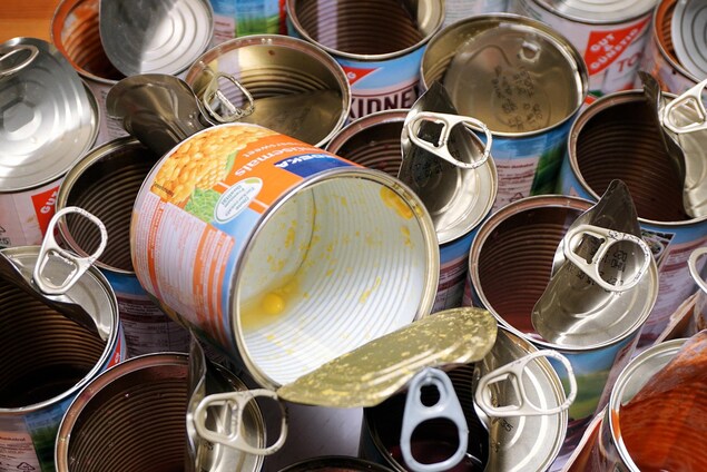 Au premier plan, une boîte de conserve de maïs ouverte. Au premier plan, une boîte de conserve de maïs ouverte.