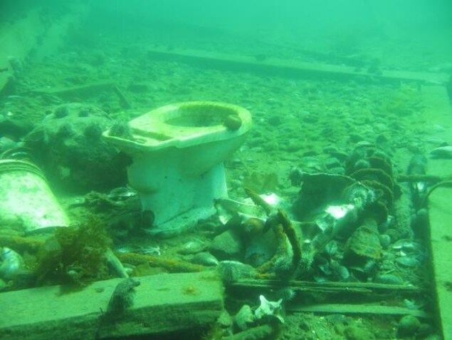 Un bol de toilette dans le fond de l'eau. Un bol de toilette dans le fond de l'eau.