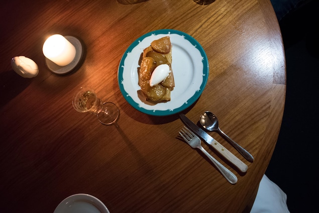 Un plat et des couverts sur une table Un plat et des couverts sur une table